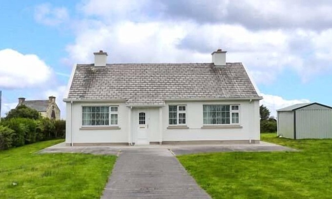 Ballinskelligs Cottage | OCEAN VIEW, family friendly in Ballinskelligs, County Kerry