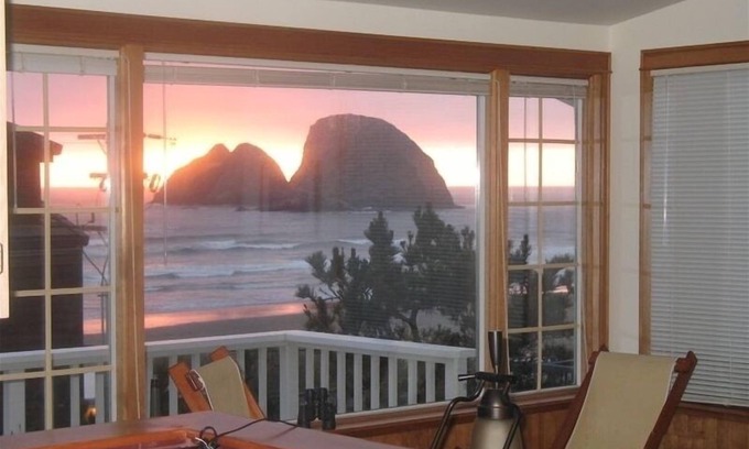 Oceanside House | OCEAN VIEW FROM EVERY ROOM! ONE MINUTE WALK TO THE BEACH!