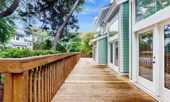 Pine Knoll Shores Condo | Ocean view home with shared pool and direct beach access, close to town