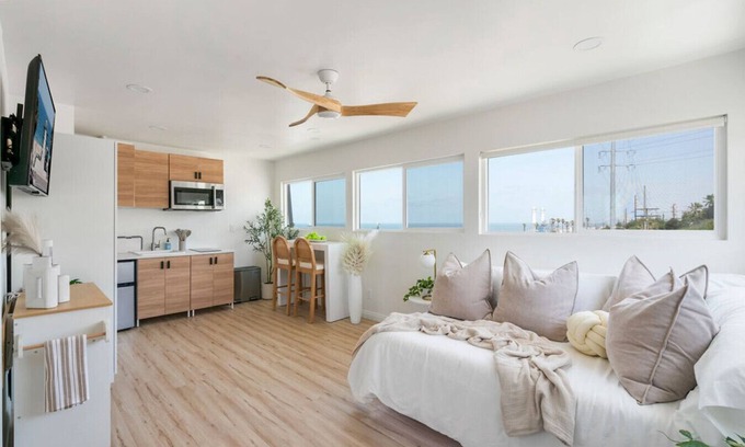 El Porto Apartment | Ocean Views! 3 Mins Walk to Strand&Beach + Parking