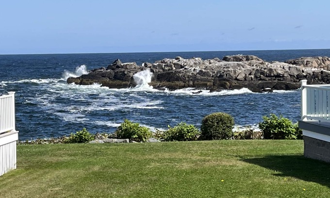 York Beach Cottage | Oceanfront 2 bedroom Cottage at Nubble Lighthouse