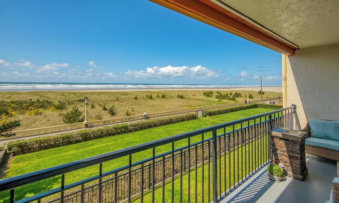 Seaside Condo | Oceanfront 2rd floor Balcony 2 blocks to Turnaround-Work Remotely