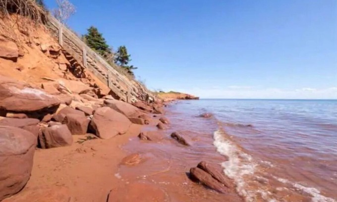Canoe Cove House | Oceanfront 3-bedroom with beach and hot tub