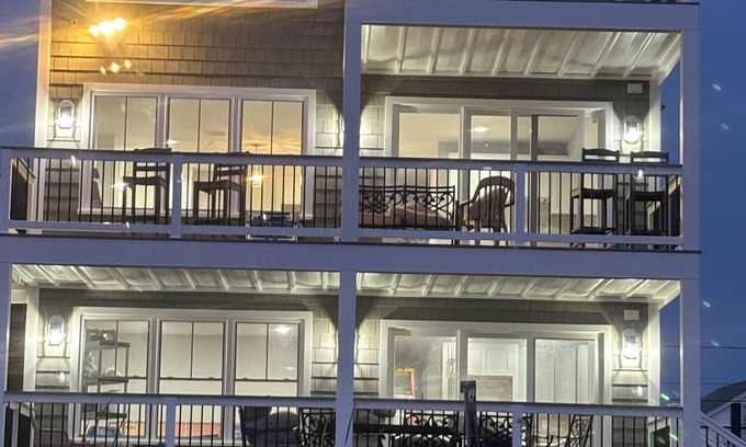 Salisbury Beach Condo | Oceanfront Charm: Cozy 2-BR Condo w/Large Deck & AC on Salisbury Beach