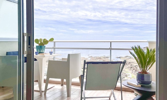 La Chaume Apartment | Oceanfront studio with swimming pool in La Chaume
