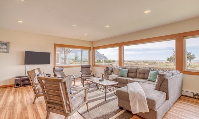 Seaside House | Oceanfront Getaway - Meredith Lodging
