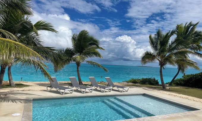 Jimmy Hill House | Oceanfront Paradise in Exuma: Pool, Kayaks & Stunning Views Await You!