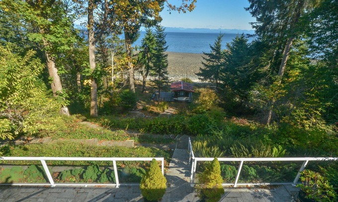Courtenay House | Oceanfront Retreat w/Cabana, Views & EV Charger