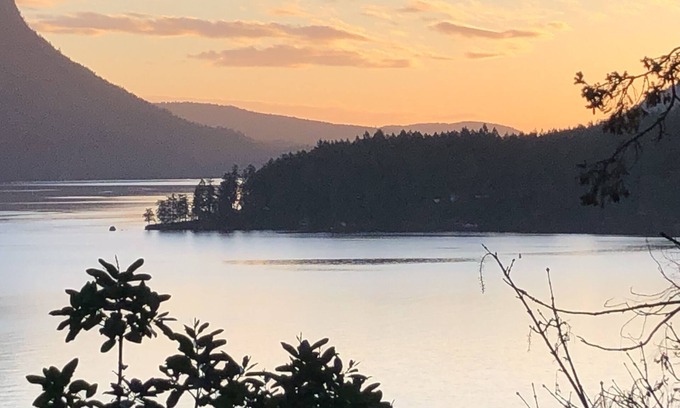 Maple Bay Apartment | Oceanfront Suite with Hot Tub