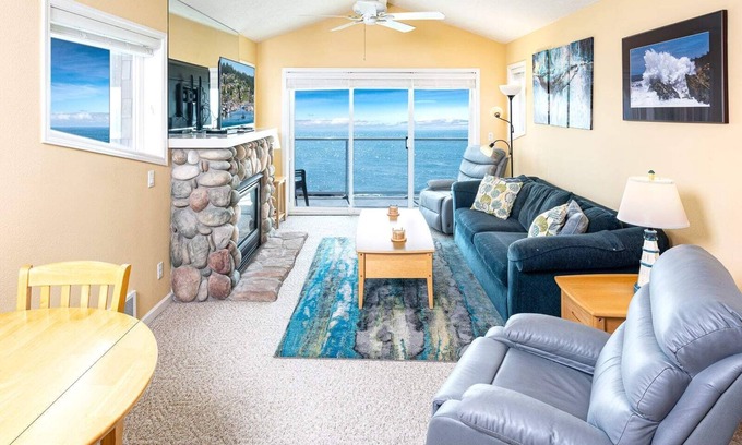 Depoe Bay Condo | Oceanfront, Whale Watching, Pool - Whalers Loft