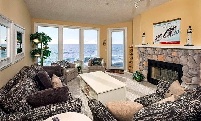 Depoe Bay Condo | Oceanfront, Whale Watching, Pool - Suite Dreams