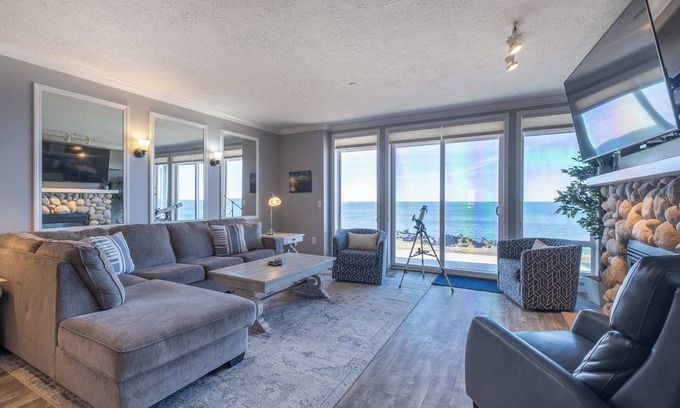 Depoe Bay Condo | Oceanfront, Whale Watching, Pool | Thundering Sea