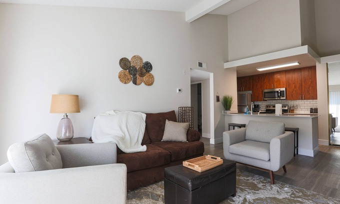 Ivey Ranch - Rancho Del Oro Apartment | Oceanside Beach style Two bedroom huge Pool & hot tubs King bed No cleaning fee