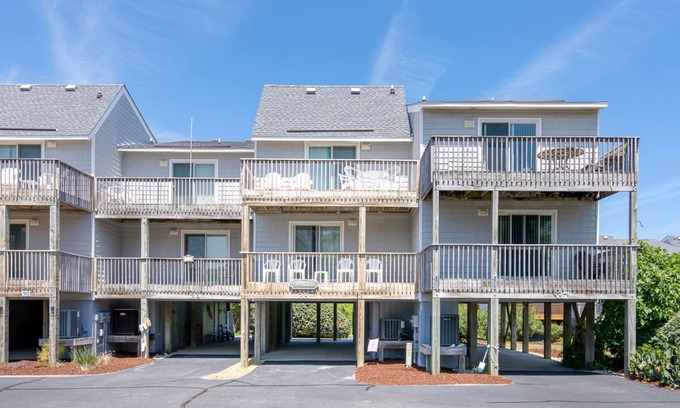 Sea Acres Condo | Oceanside condo in Duck with community pool & 2 en suites!