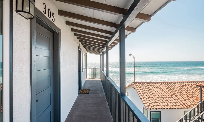 Oceanside Condo | Oceanview Queen Suite Steps from the Sand (304)