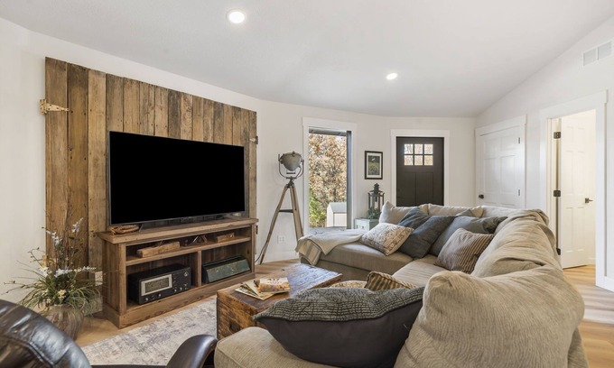 Elkland House | Octagon of the Ozark's. 10 minutes from Springfield! Remote feel, yet close.