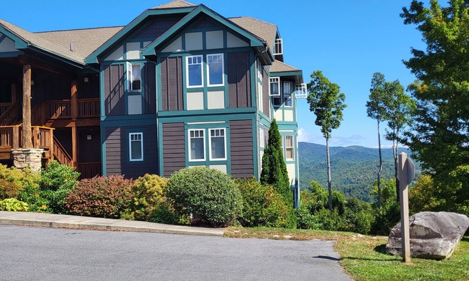 Banner Elk Condo | OctLeaf Season AppSt Games. Sun thru Wed $pecials Sept till the late November