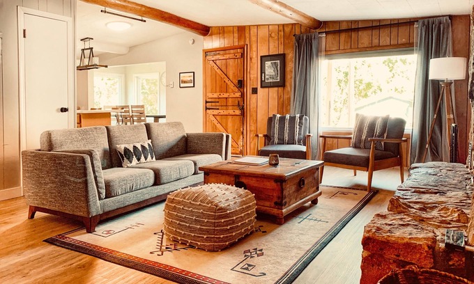 New Castle House | ❤️ of Dwntn 3BD/2BA cozy cabin-style W/fireplace Ski/hike/climb/Hot Springs
