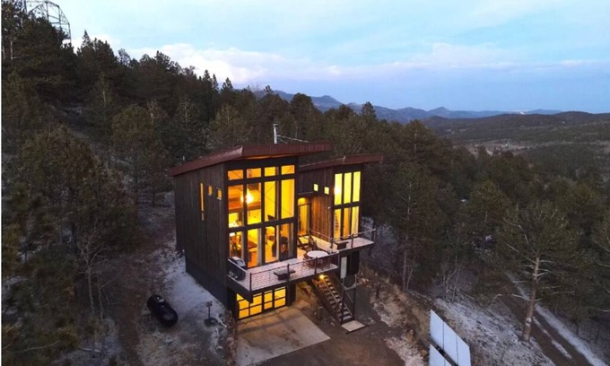 Central City Cabin | Off-grid Masterpiece Cabin W/Breathtaking View