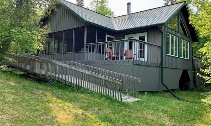 Collingwood Cabin | Off-grid rustic 3-bedroom cabin on very quiet lake