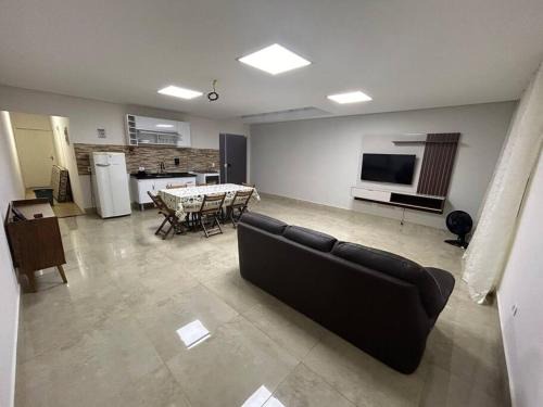 Santa Barbara d'Oeste House | Oka Guaranis - casa aconchegante para grupos c ar condicionado e café da manhã