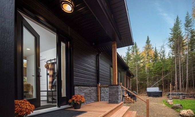 Les Eboulements Ski Chalet | Okanagan 97: Spacious & Tranquil in Prime Location