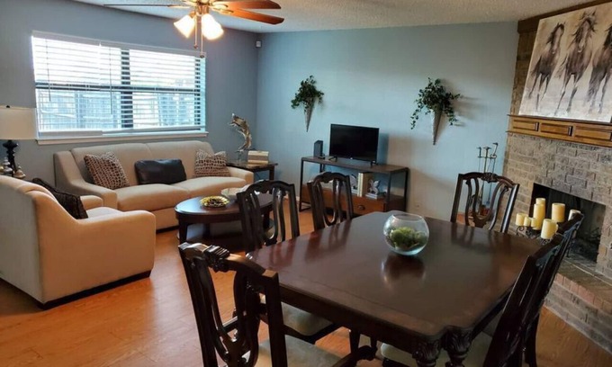 Oklahoma City House | OKC - Curtis · Self Check-in-King-Fast wifi-20min 2 anywhere