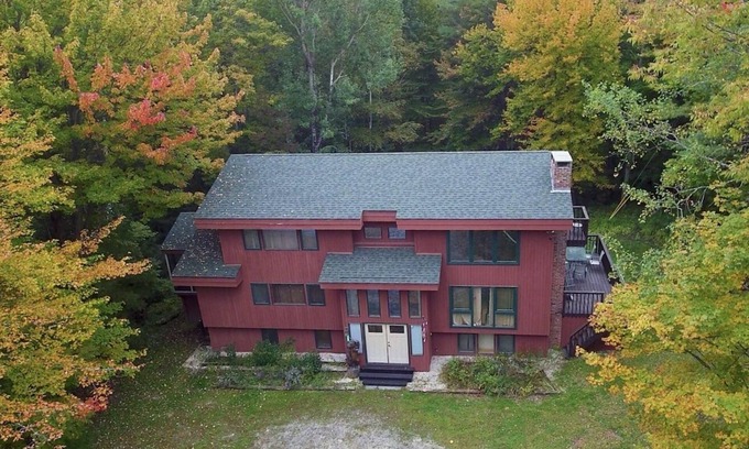 Ludlow House | OKEMO VACATION HOUSE, HOT TUB, CENTRAL AIR 6 Bdrm (2 K, 3 Q, 1 bunk), sleeps 14