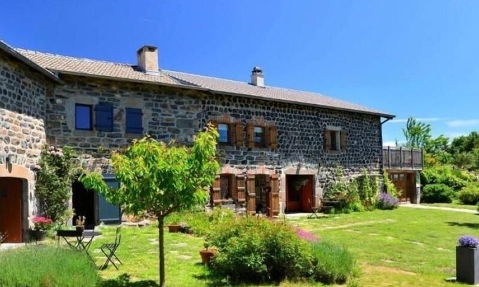 Araules Cottage | Old farm with covered terrace at the foot of Pic du Lizieux
