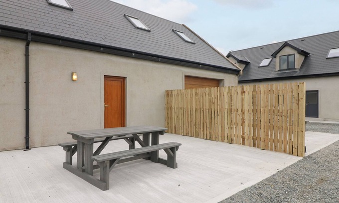 Slade Cottage | OLD FIELD HIDEAWAY, family friendly in Fethard-On-Sea, County Wexford