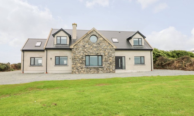 Slade Cottage | OLD FIELD HOUSE, family friendly in Fethard-On-Sea, County Wexford