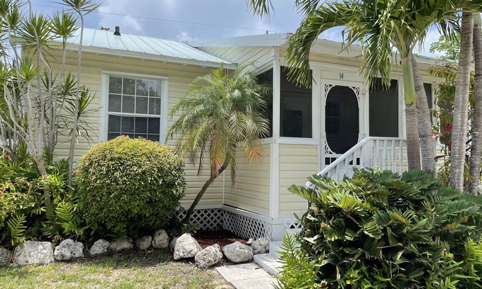 Cudjoe Key Cottage | Old Florida Style, Dockage, Swimming Pool (shared), just 20 miles from Key West