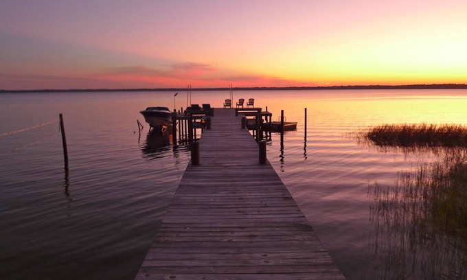 Melrose Cottage | Old Florida Sunsets Delights at Lake House retreat with spectacular beach & dock