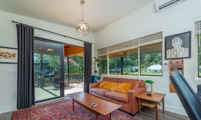 Old Fort House | Old Fort Adventures | New Build, Pet-Friendly & Walking Distance to Old Fort!