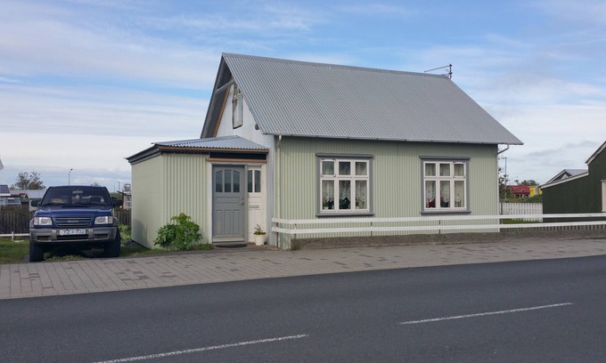 Eyrarbakki Cottage | Old house by the sea, Vulcan Hekla in front of the window, HG-00005951
