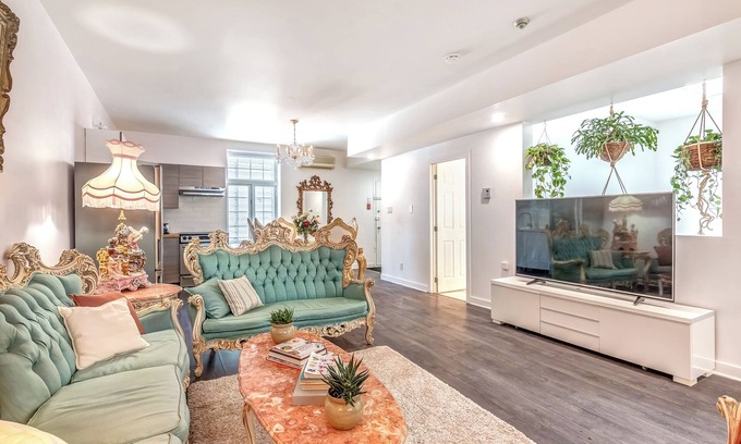 Ville-Marie House | Old Mtl Downtown Charming Victorian TownHouse 6 Bedroom