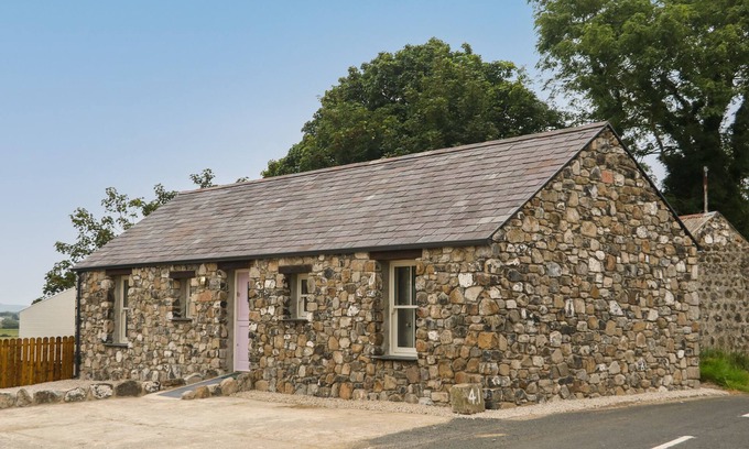 Limavady Cottage | OLD SHOP COTTAGE, family friendly, with hot tub in Limavady