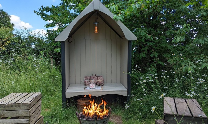 Stamford Cabin | Old Tinny Cider Hut: A Unique stay in Beautiful Countryside