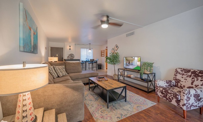 South Scottsdale Condo | Old Town Scottsdale Condo with Pool - Everything you need in walking distance!