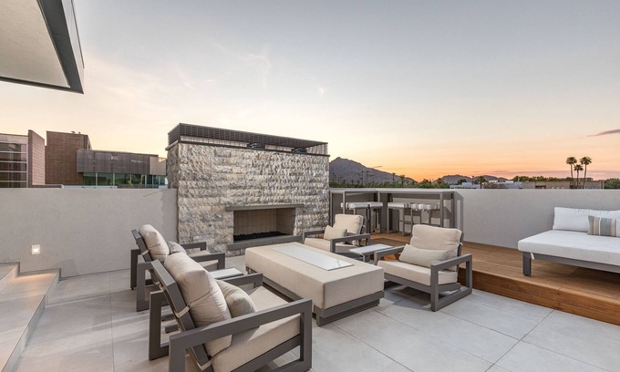 South Scottsdale House | Old Town Scottsdale Luxury Retreat, 3BR, Gym, Rooftop Views