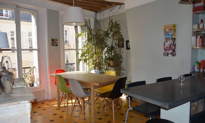 Les Halles Apartment | Old typical parisian-style family apartment