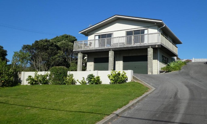 Waikanae House | Olde Beach Villa
