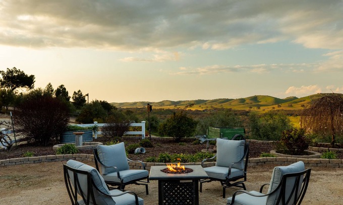 Paso Robles House | Olive Ranch by AvantStay | Enjoy Sunsets over the Valley | 4.5 Acre Ranch Home