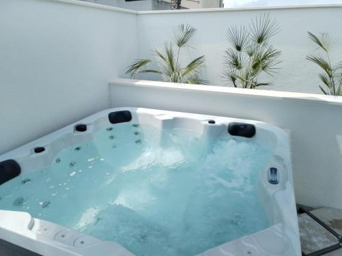 Kastel Gomilica Apartment | Olive Tree apartment with jacuzzi