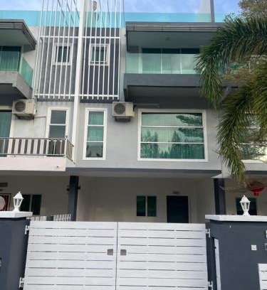 Lumut House | Omari 2 Marina Island Homestay Lumut