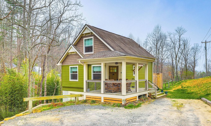 Hendersonville Cottage | On Farm: Charming Hendersonville Retreat!