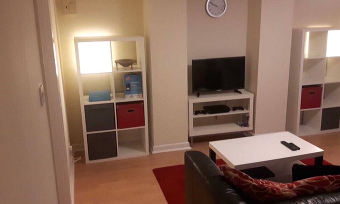 Chapeltown Apartment | On regular bus routes to Leeds City Centre and Headingley.