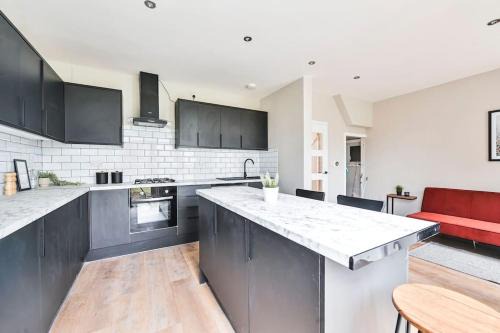 Kidbrooke with Hornfair House | On Site Stays - 4 bed, 2 bath, Parking, Wifi and garden