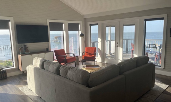 Bacliff House | On the bay, private pier, private heated pool, close to Kemah