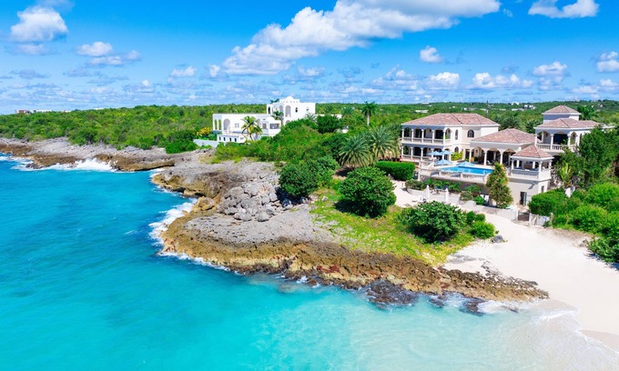 The Valley Villa | ON THE BEACH - Ultra Luxury Villa, Sleeps 12, Pool, Hot-tub, Fire-Pit, Gym, …